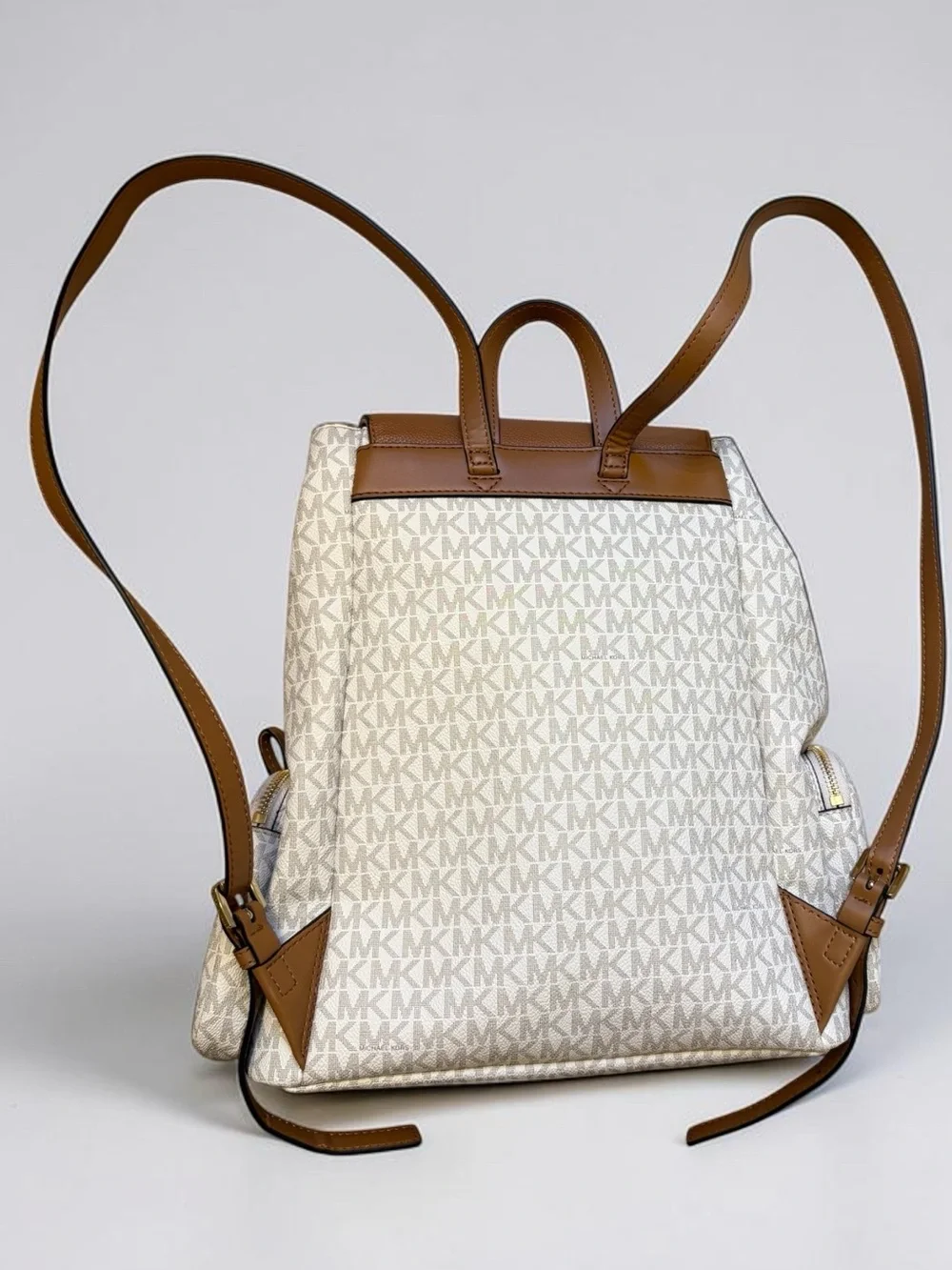 NWT Michael Kors Abbey Large Cargo Signature Backpack in Acorn and Vanilla